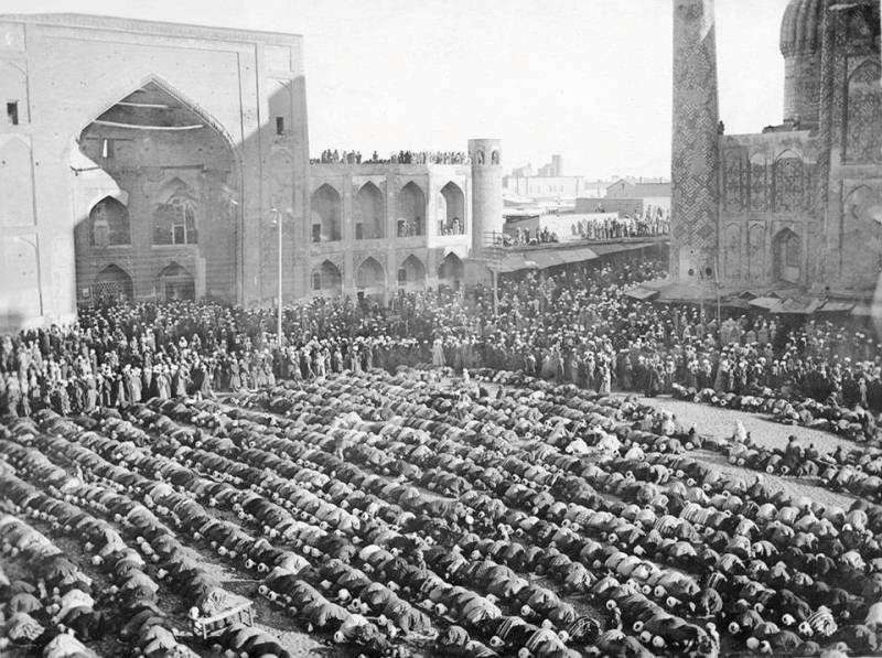 Dzhuma-namaz (a Friday prayer) on Registan. Samarkand. Photo. Leon Borschevsky photo. 1876 - 1897.