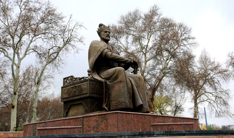 Памятник Армир Темуру в Самарканде.