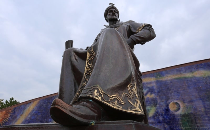 Памятник Улугбеку у обсерватории. Самарканд. 