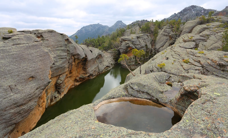 According to geologists, Shankoz rocks are composed of ancient granite over 1.5 billion years old.