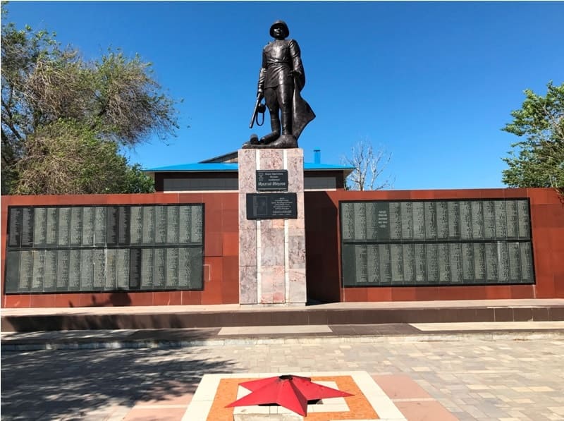 Памятник воинам, погибшим в Великой Отечественной войне. Расположен в центральной части города.