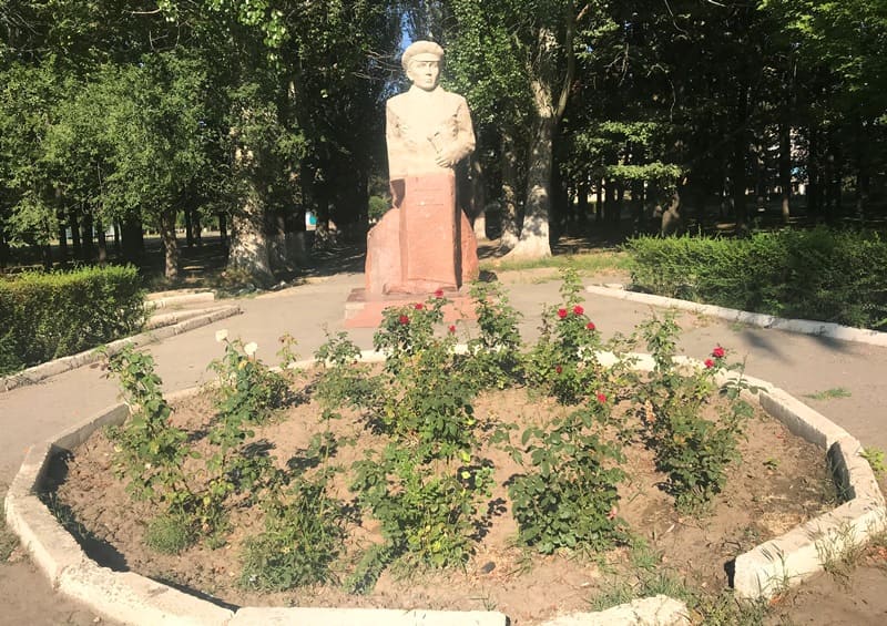 Памятник Исмаилу Таирову в поселке Байсеит.