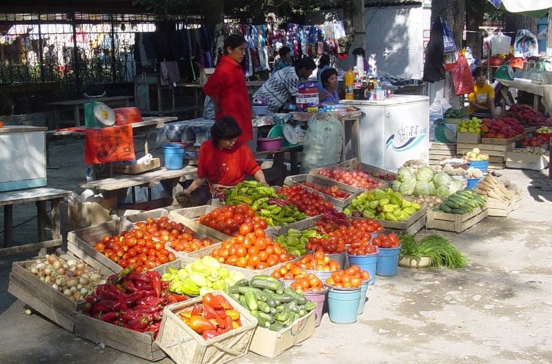 Овощной ряд на сельском базаре в Байсеите.