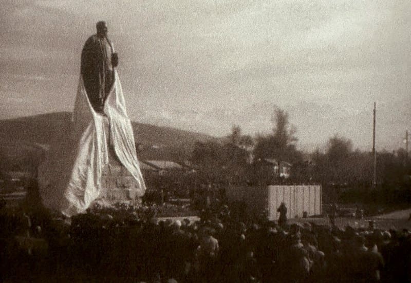 Открытие памятника Абаю. 1960 год. Фотография из музея М. Ауезова.