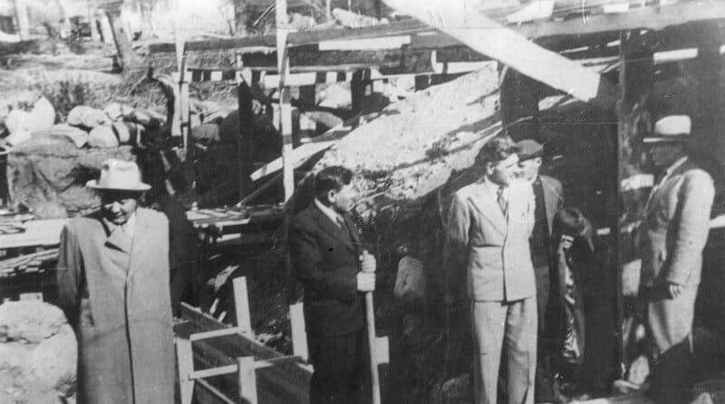 К. Сатпаев и Н.Д. Ундасынов на строительстве Академии наук. 1947 год.