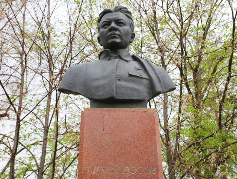 Ураз Жандосов - заведовал политотделом 3-й Туркестанской дивизии и входил в состав Семиреченского облревкома.
