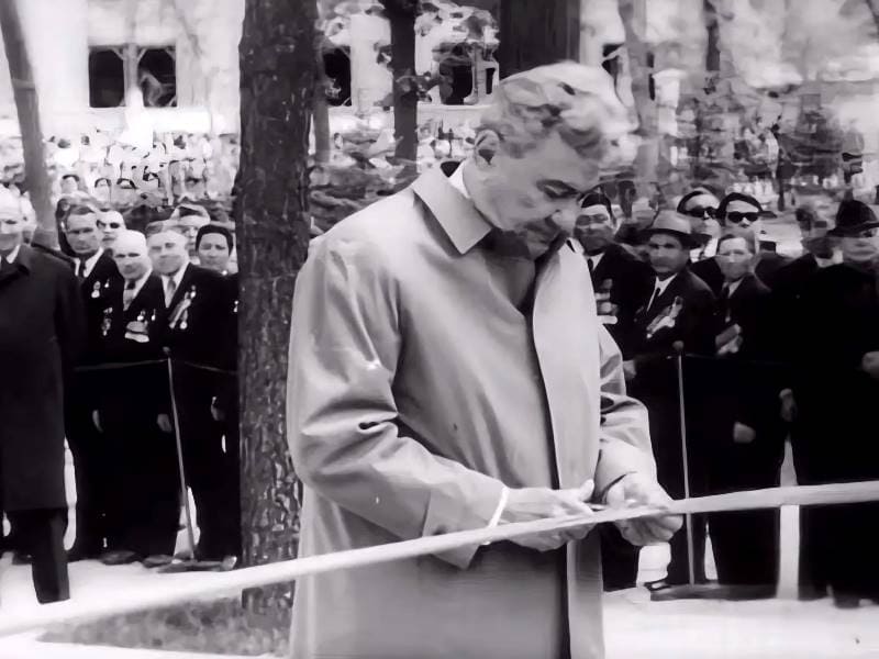 Д. А. Кунаев на открытии мемориала славы 8 мая 1975 г. в Алма-Ате в парке 28 героев-панфиловцев.
