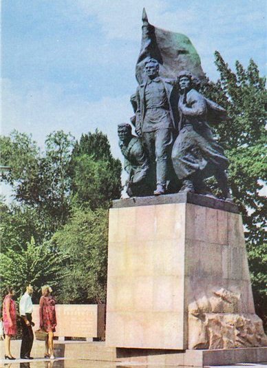 Памятник борцам за установление Советской власти в Семиречье.1970 год.