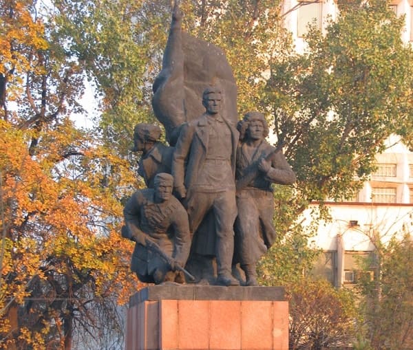 Памятник борцам за установление Советской власти в Семиречье. 80-ые годы прошлого столетия. Автор фотографии неизвестен.