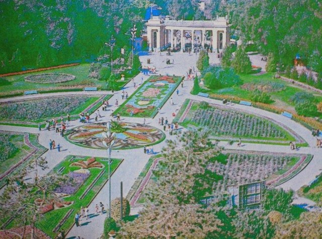 Центральный вход в Парк культуры и отдыха имени Горького в Алма-Ата. 1980-ые годы.