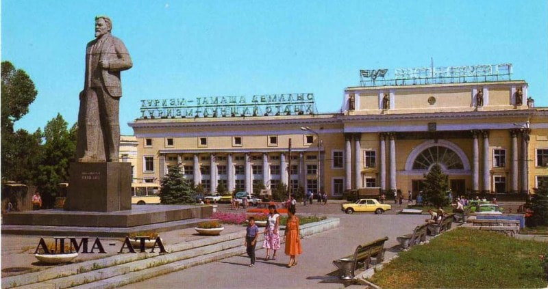 The building of the railway station Alma-Ata-2 and a monument to M.I. Kalinin. 1987.