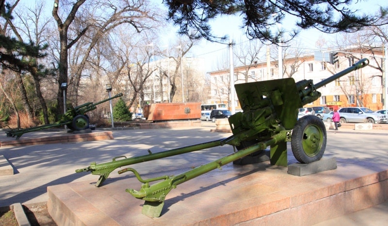 Guns of caliber 75 mm from the side of Gogol street.