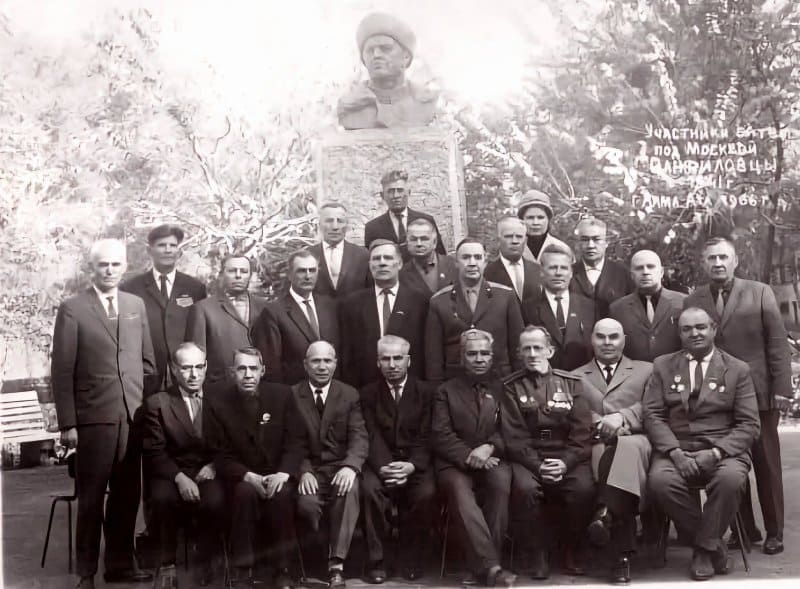 Сентябрь 1966 Г. Ветераны-защитники Москва у памятника генералу Ивану Васильевичу Панфилову в Алма-Ате. Уже и памятника нет на этом месте (новый бюст находится в парке 28 Героев-панфиловцев) и, к сожалению, ветеранов нет, все они встали в ряды Бессмертного полка.