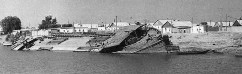 Старая деревянная баржа долго гнила на берегу в 1960 году.