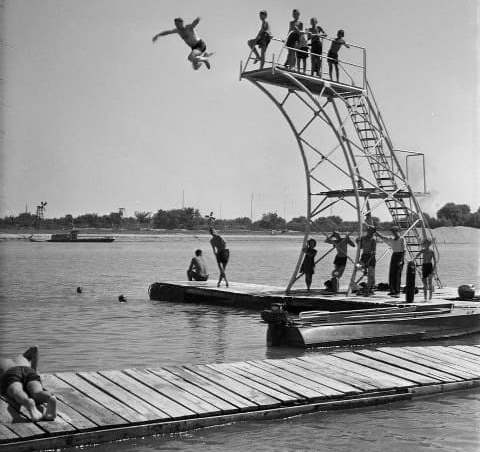 Пляж Жилгородка в 1953 году. Вышка для прыжков в воду.