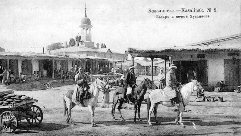 Postcard. Kazalinsk No. 8. Khusainov Bazaar and Mosque. Published by the counterparty of A.S. Suvorin & Co. Phototype by Scherer, Nabgolts & Co., Moscow. 1914. Photographer unknown.