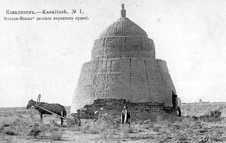 Postcard. Kazalinsk. Mazar-Isaly, grave of the people's judge. Published by the Contracting Agency of A. S. Suvorin and Co., phototype by Scherer, Nabgolts and Co., Moscow. Early 20th century. Photographer unknown.