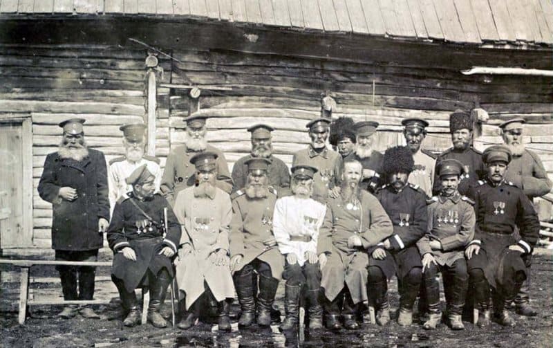 Сибирские казаки Степного края. На снимке из альбома Н. Г. Катанаева (сына полковника Г. Е. Катанаева, председателя войскового хозяйственного правления Сибирского казачьего войска в 1890-1907 г.г.) изображена группа сибирских казаков с Иртышской линии. Снимки из альбома «Сибирские казаки на службе и дома», экспонировались на 1-й Западно-Сибирской выставке в Омске в 1911 году. Фотосъемка была проведена на Иртышской и Пресногорьковской линиях Сибирского казачьего войска. 1909 г. https://russiainphoto.ru/photos/333232/