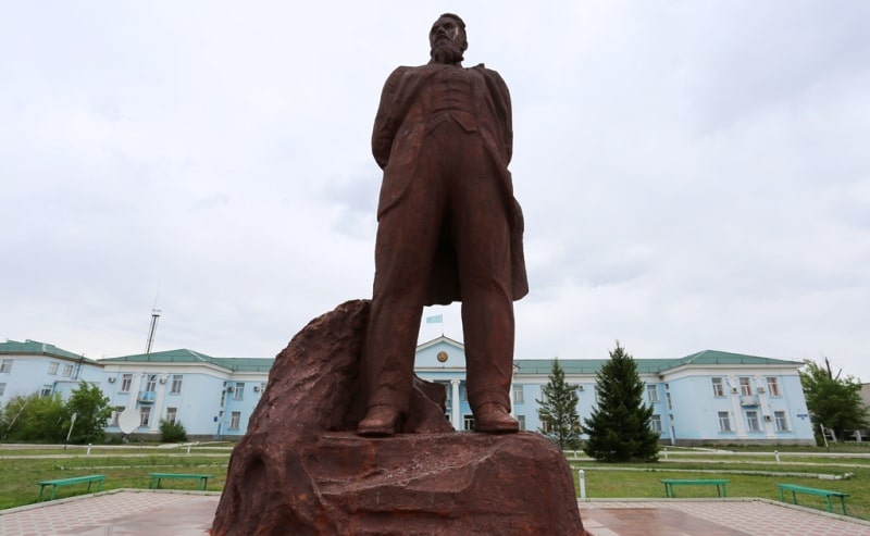 Monument for Igor Kurchatov.