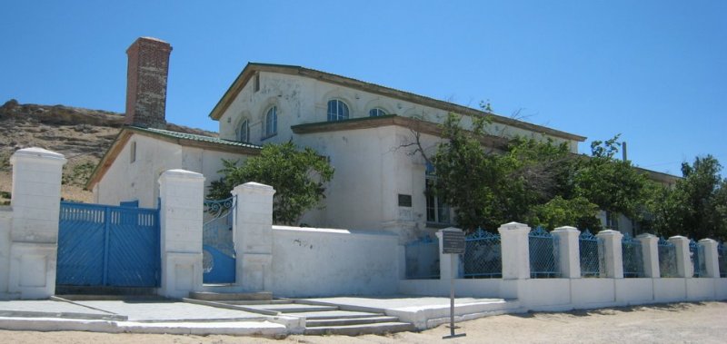 The building of the Russian-Kazakh school in the city of Fort Shevchenko.