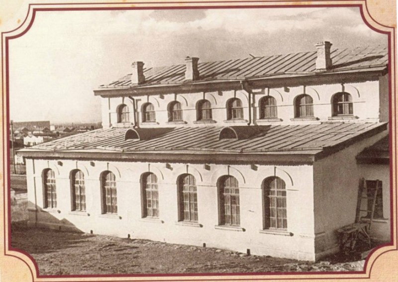 The building of the Russian-Kazakh schools. 1977 year. From the archives of the Mangistau historical and architectural reserve.