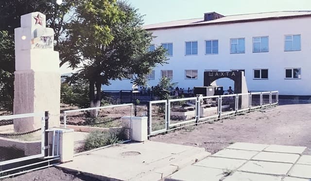 Школьный двор новой Шахтинской школы в поселке Таушык.