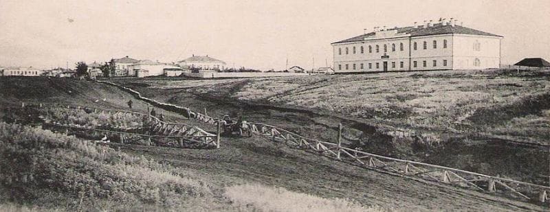 Военный лазарет 1829 года постройки.  Надпись на фотографии: «Петропавловск-Petropavlofsk». №9 Театр. Военный лазарет.