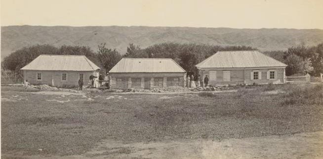 Николай Креков. Здания Арасанских минеральных вод. 1877-1878 г.г. Ныне – Арасанские минеральные источники. Из серии «Виды и типы Семиреченской области и Кульджинского района 1877-1878 г.г.