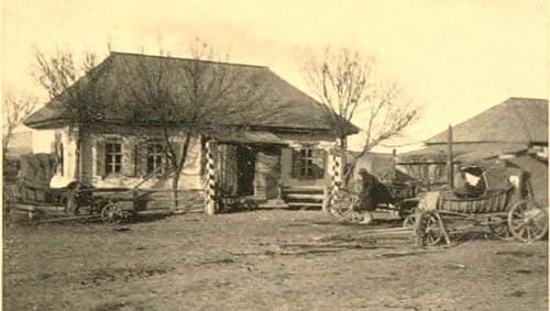 Семиреченская область. Почтовая станция. Казачий выселок Чингильдинский. 1907 г. Книга «Travel & Sport in Turkestan" («Путешествия и спорт в Туркестане»), 1910 г. Вуд, Джон Николас Прайс. Здание почтовой станции, или пикета, в Семиреченской области, между станциями – Чингильдинской и Койбынь, которая находилась по дороге в сторону приграничного с Китаем города Джаркента. 