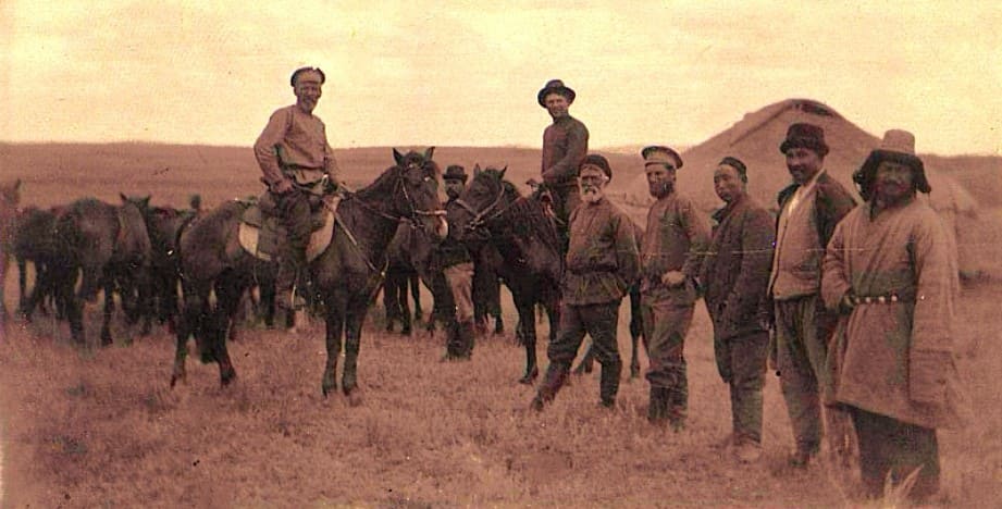 Сергиопольская станица. Ветеринарный врач на осмотре табуна богатого купца. Снимок из серии фотографа П. И. Ливотова (1913 год): «Сергиопольская станица». Павел Иванович Ливотов (1880-1967 г.г.), ветеринар, библиограф, преподаватель, заслуженный врач Киргизской ССР ГА Иссык-Кульской области (г. Пржевальск).