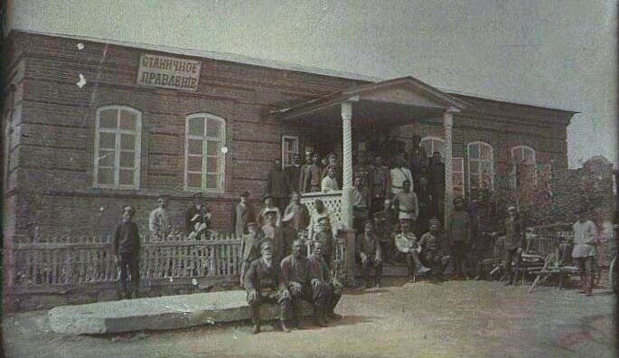Здание Сергиопольского станичного правления. Фотограф П.И. Ливотов. 1913 г.  Архив Александра Юрьевича Ушакова.