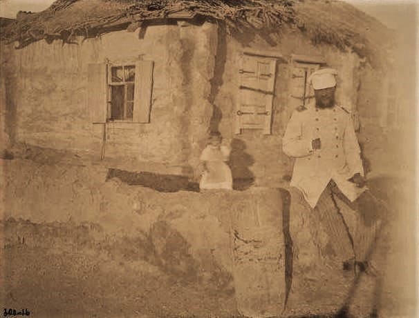 Каменная баба у дома Михаила Чернова в станице Сергиопольской. Автор фотографии: Николай Николаевич Пантусов, известный российский археолог, востоковед и этнограф. Июль 1898 г. Перед зданием станичного правления лежит на земле вытесанный камень, т.н. "каменная баба", на котором сидят казаки. В 1898 году востоковед и археолог Н.Н. Пантусов описал эти "балбалы" ("каменные бабы") в Сергиопольской станице и даже многие сфотографировал.