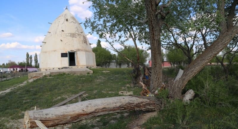 Geographic coordinates of Aje-Ata Mausoleum: N44°08'16 E68°27'57