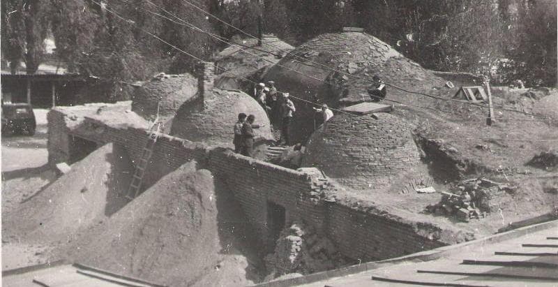 Kali-Yunus bathhouse before restoration work, 1982 photograph.