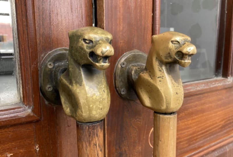 At the entrance to the station there were handles in the form of bronze leopard heads and taking this animal by the head it was very pleasant to open the massive, heavy doors...Photo: https://moonwalker004.livejournal.com/1184529.html