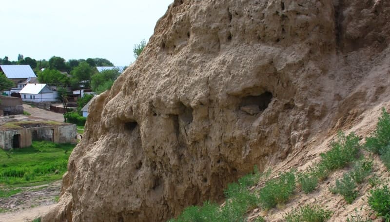 The ruins of Mirka are a rectangular mound.