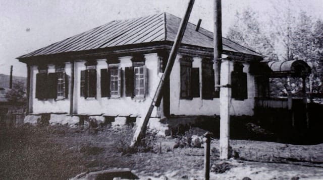 Дом построен до революции пчеловодом Мироненко, после конфискации в доме была сберкасса, с 1929 года амбулатория.