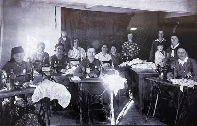 Workers of the “Plamya” sewing workshop.