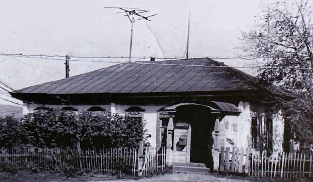 Жилой дом владельца спиртово-водочного завода Н.Н. Пугасова в поселке Лепсинск. До 1920 года в этом доме жил управляющий Голубев. Впоследствии с 1920 по 1995 годы в доме располагалась Лепсинская почта.