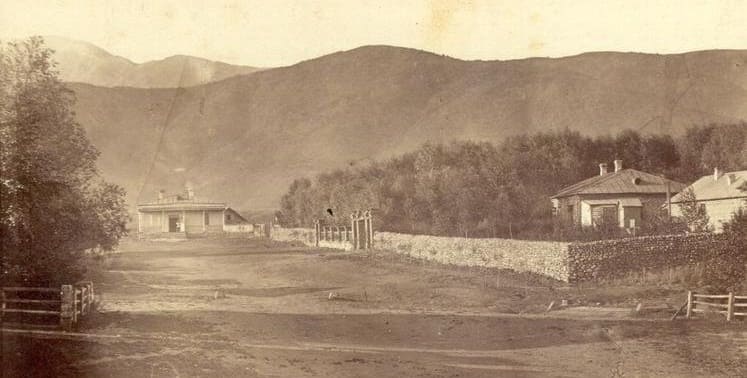 Станица Лепсинская. Дом уездного начальника и казначейство. 1883 г. Неизвестный фотограф. Из коллекции Омского Государственного Историко-краеведческого музея.