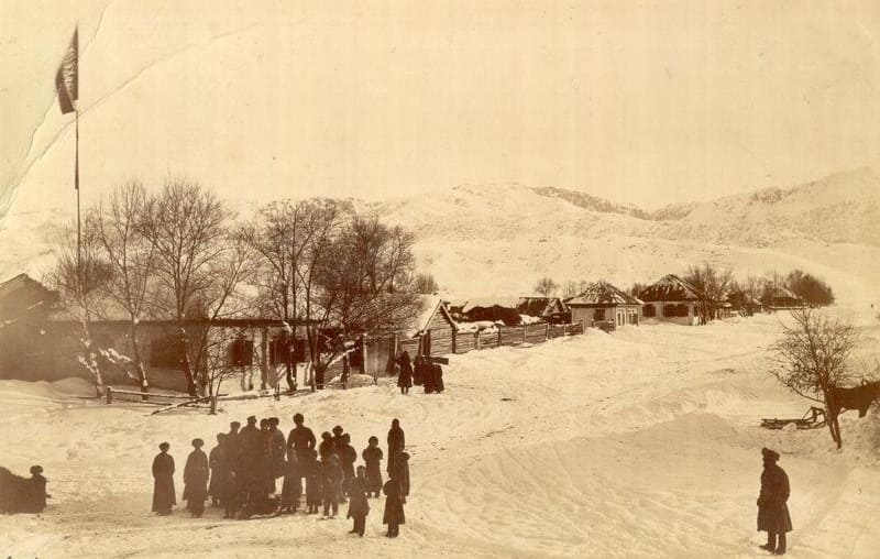 Вид улицы станицы Лепсинской. Январь 1885 г. Неизвестный фотограф. Из коллекции Омского Государственного Историко-краеведческого музея.