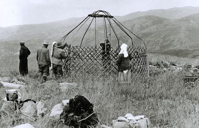 Setting up a yurt on a dzhailau. Photo by Almas Ordabaev.