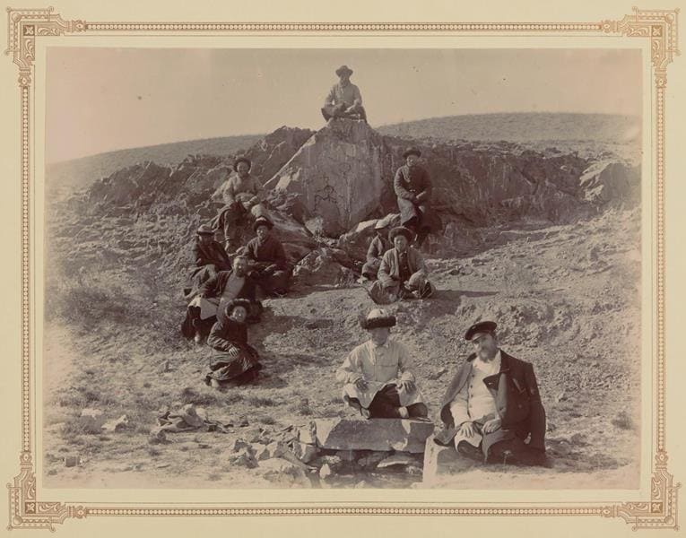 Колодец с изображением человеческих лиц. Фотография Н.Н. Пантусова.