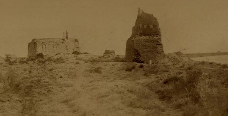 Фотография из «Туркестанского альбома» (1871-1872 г.г.) запечатлела руины мавзолея Коркыт-ата. На снимке глинобитные развалины, расположенные недалеко от форта №2 в Сырдарьинской области. Фотография была подготовлена для документирования архитектурных и исторических памятников региона под руководством генерал-губернатора К.П. фон Кауфман.