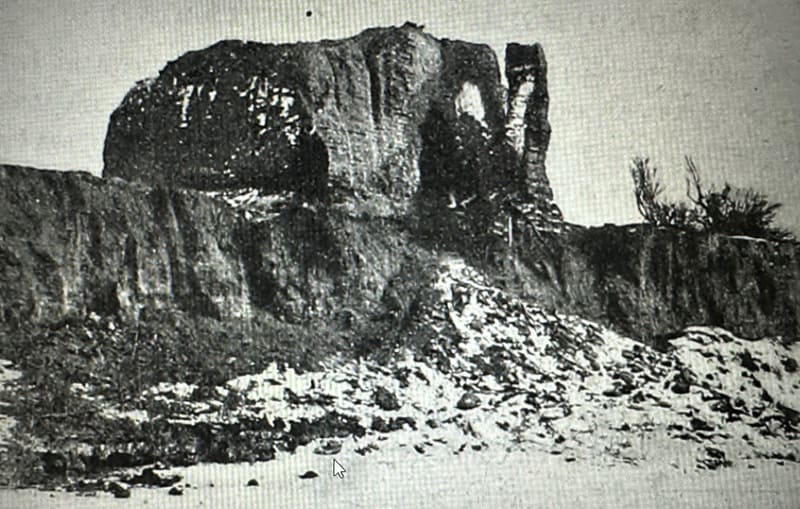 Фотография памятника Хорхут-ата, сделанные И.Л. Арзамасовым в 1899 г.