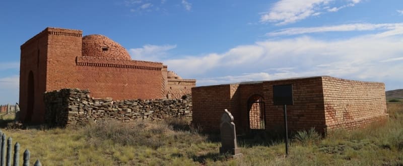 Старинное кладбище Дюзен Сандыбай и остатки мавзолея сыновей Жузденя - Кустабая и Жанула. 