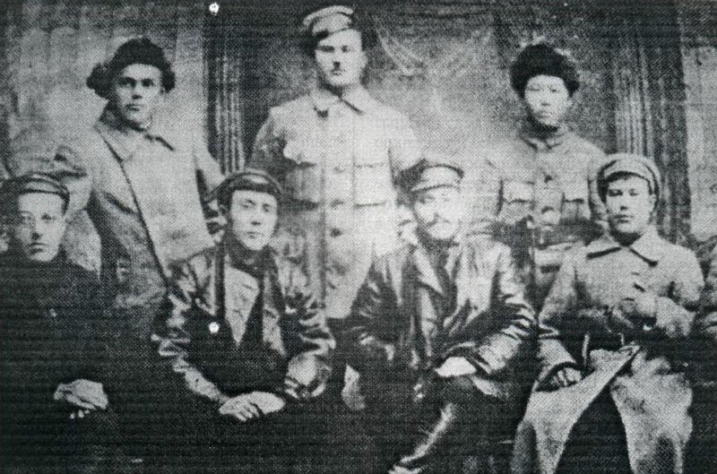 А. Джангильдин (в центре) – участник гражданской войны. Кустанай, 1918 год. Фото из личного архива Тихановского А.Е.