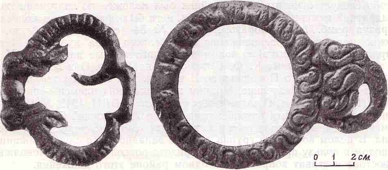 Курганный могильник Уйгарак. Бронзовые пряжки от конской сбруи - с изображением голов горного барана (курган  66).