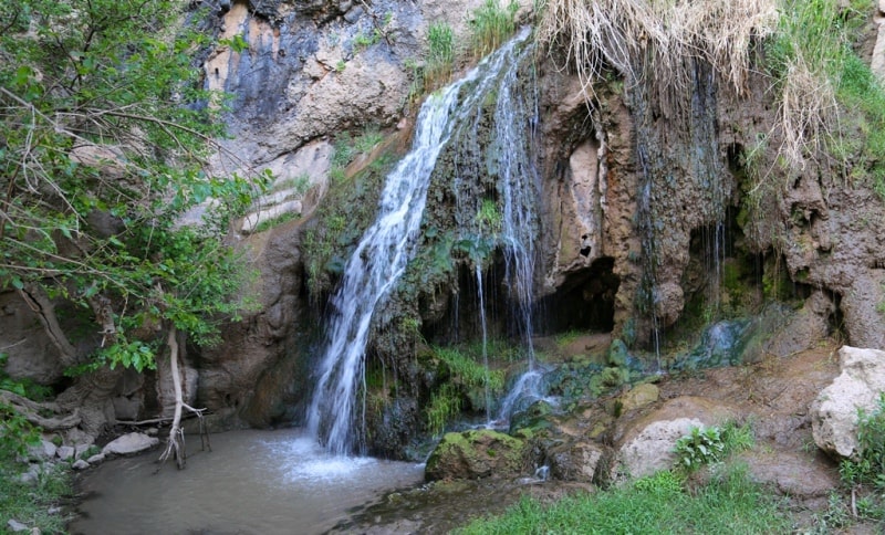 Водопад на безымянном ручье недалеко от пещеры.