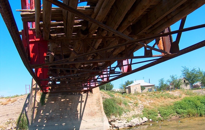 Red bridge in the village of Ekpindy.